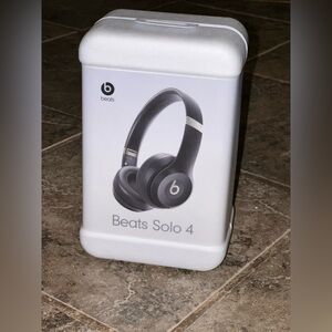 Beats Solo 4 - On Ear Wireless Headphones - Matte Black